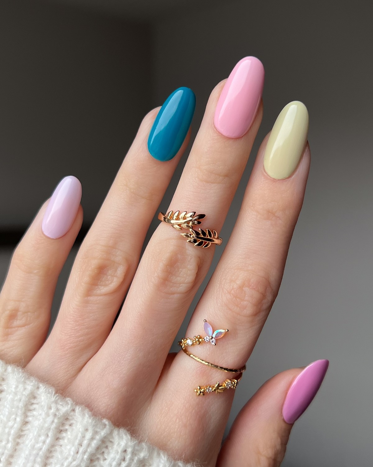 Маникюр апреля 2026: 6 оттенков, которые выглядят дороже пастели