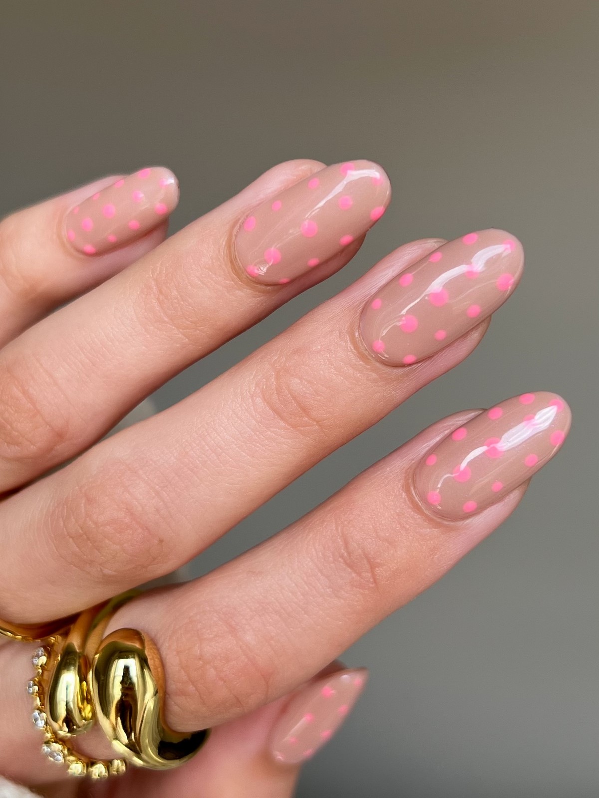 Маникюр апреля 2026: 6 оттенков, которые выглядят дороже пастели