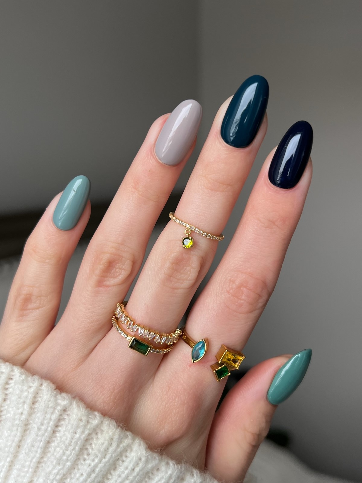 Маникюр апреля 2026: 6 оттенков, которые выглядят дороже пастели