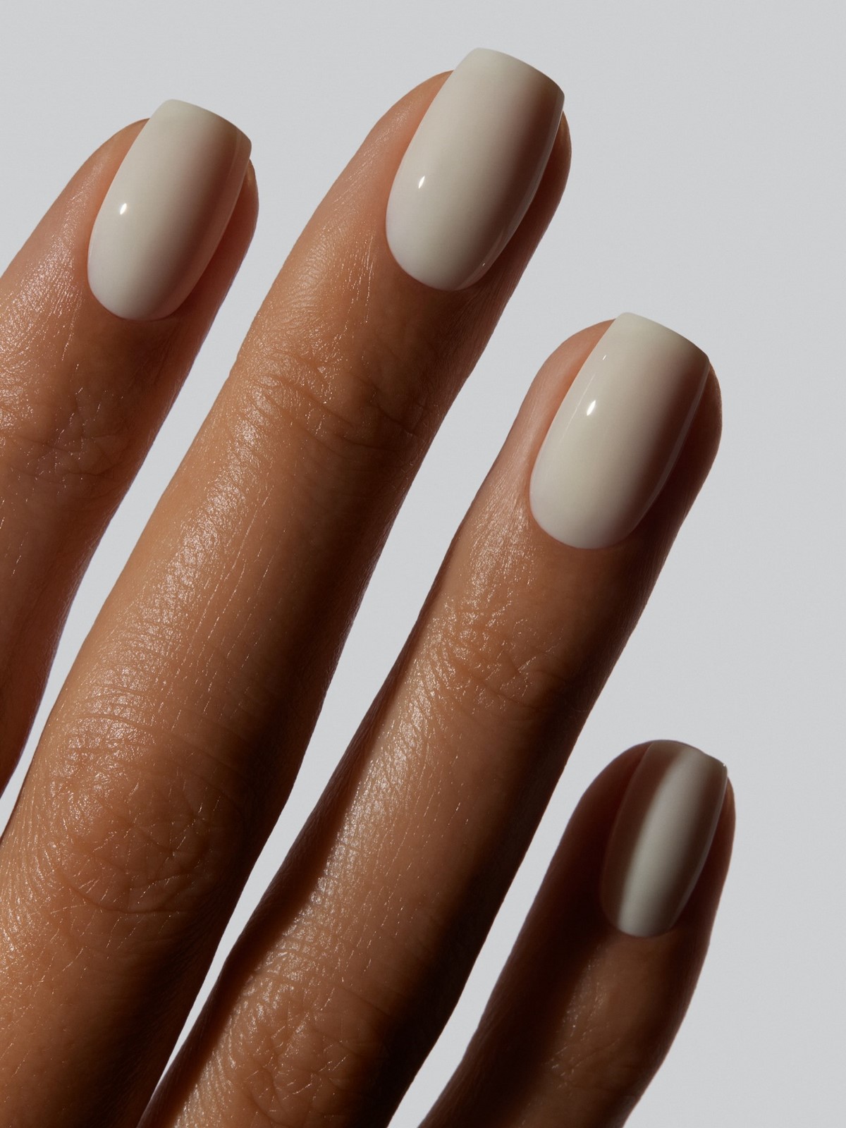 Маникюр апреля 2026: 6 оттенков, которые выглядят дороже пастели