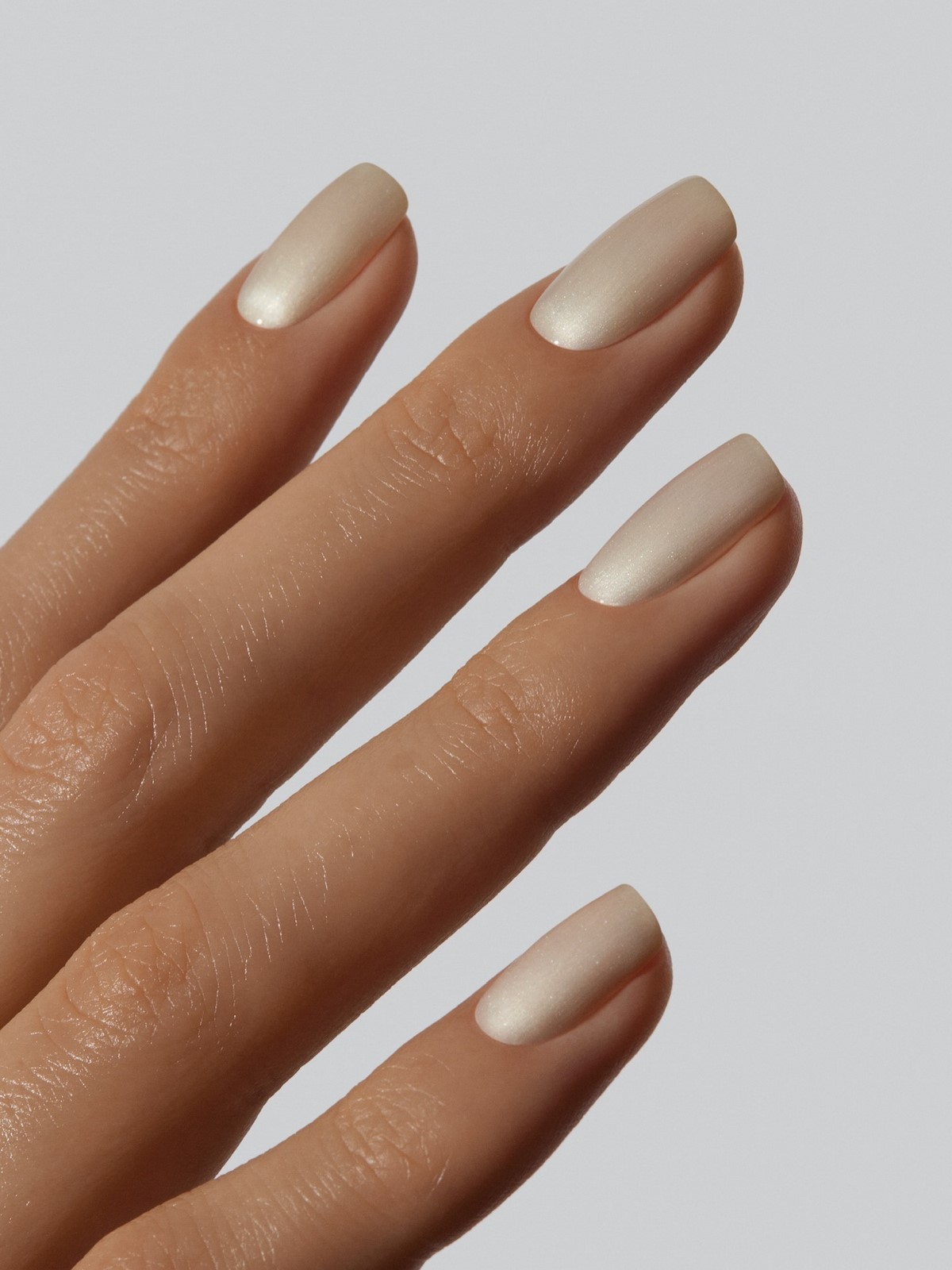 Маникюр апреля 2026: 6 оттенков, которые выглядят дороже пастели