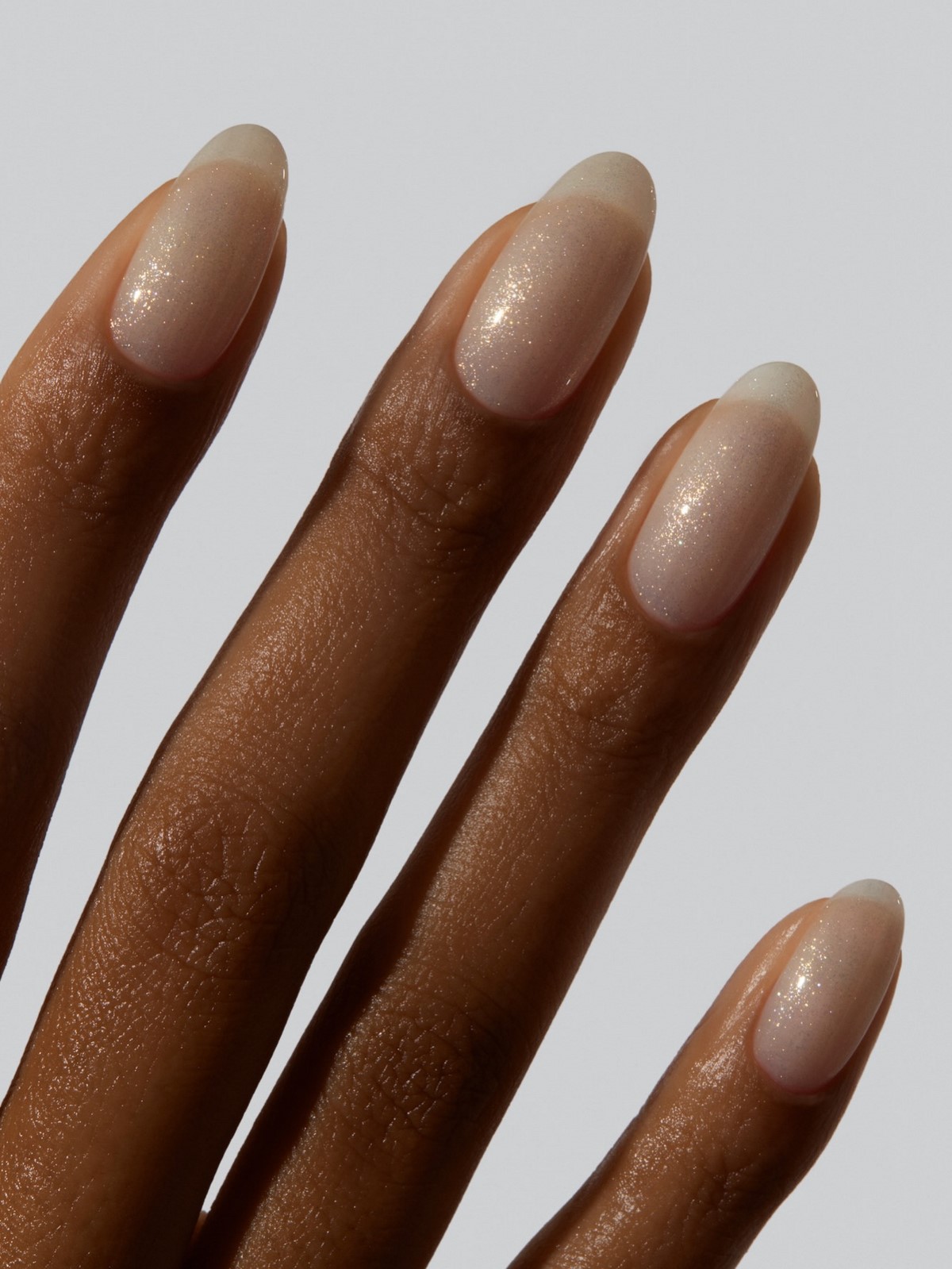 Маникюр апреля 2026: 6 оттенков, которые выглядят дороже пастели