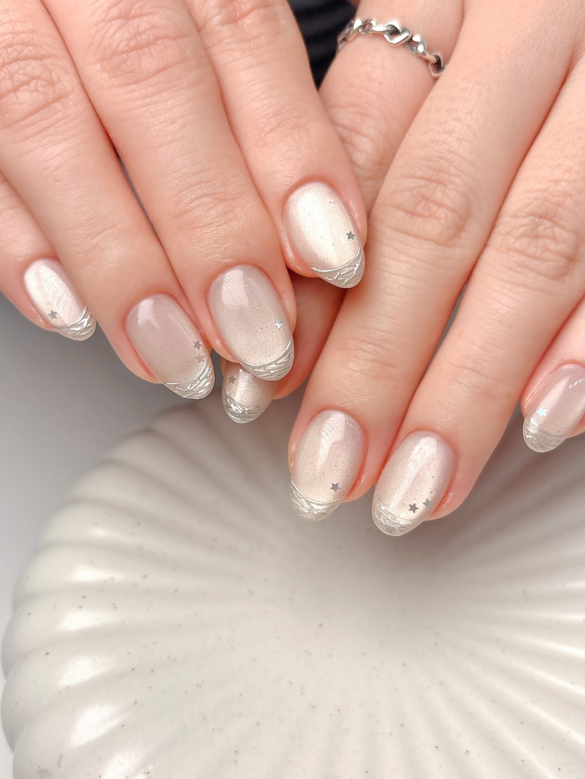 Маникюр апреля 2026: 6 оттенков, которые выглядят дороже пастели