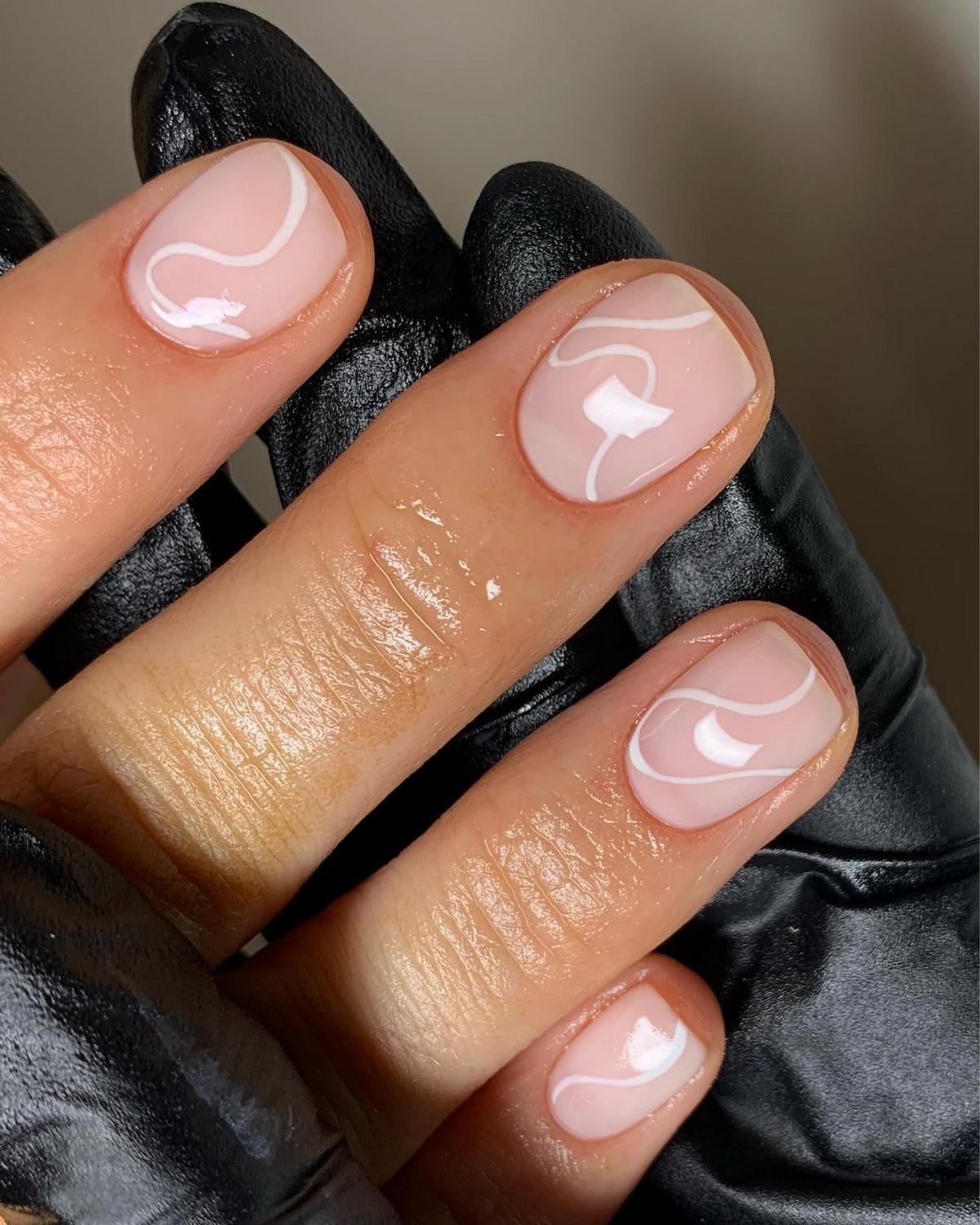 Маникюр апреля 2026: 6 оттенков, которые выглядят дороже пастели