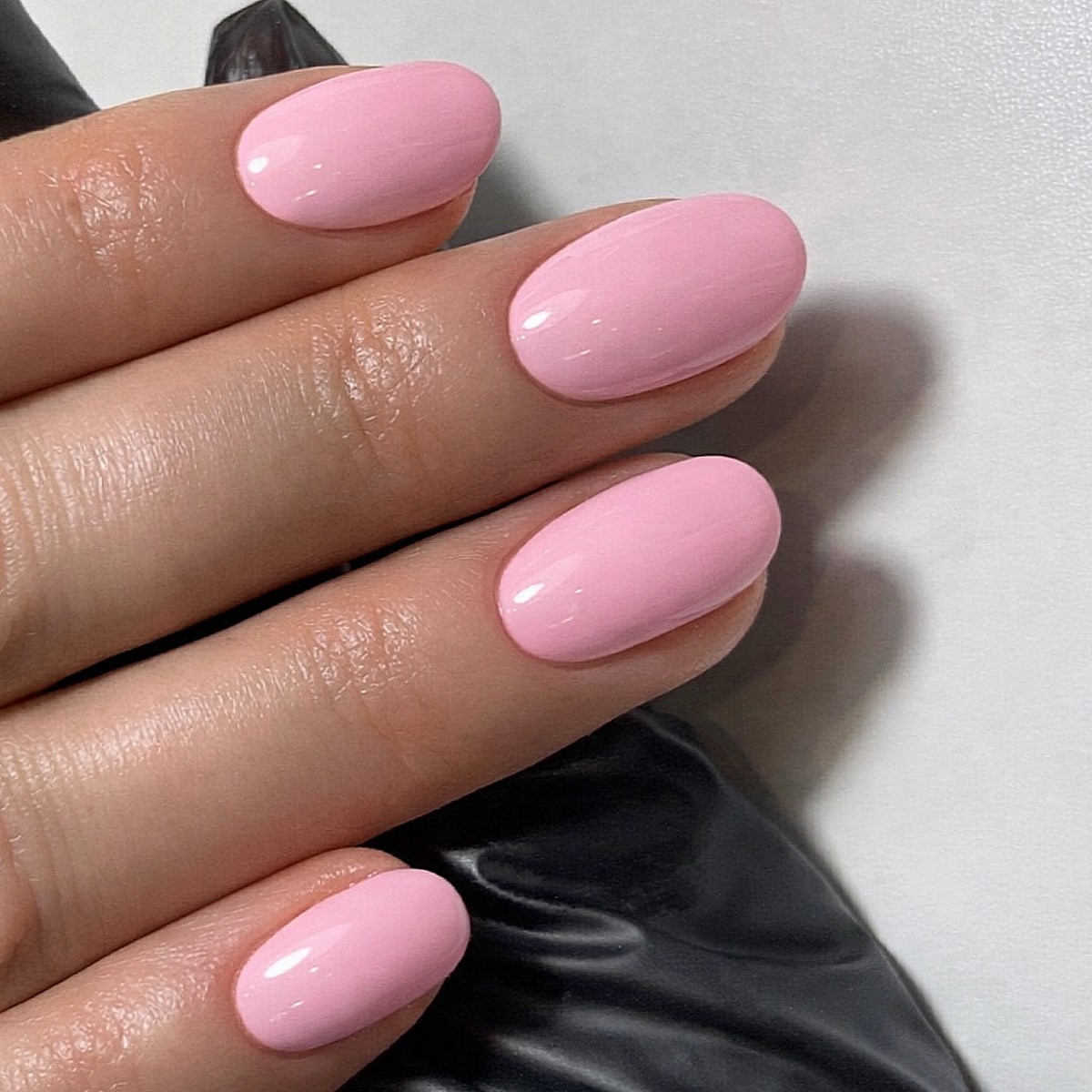 Маникюр апреля 2026: 6 оттенков, которые выглядят дороже пастели