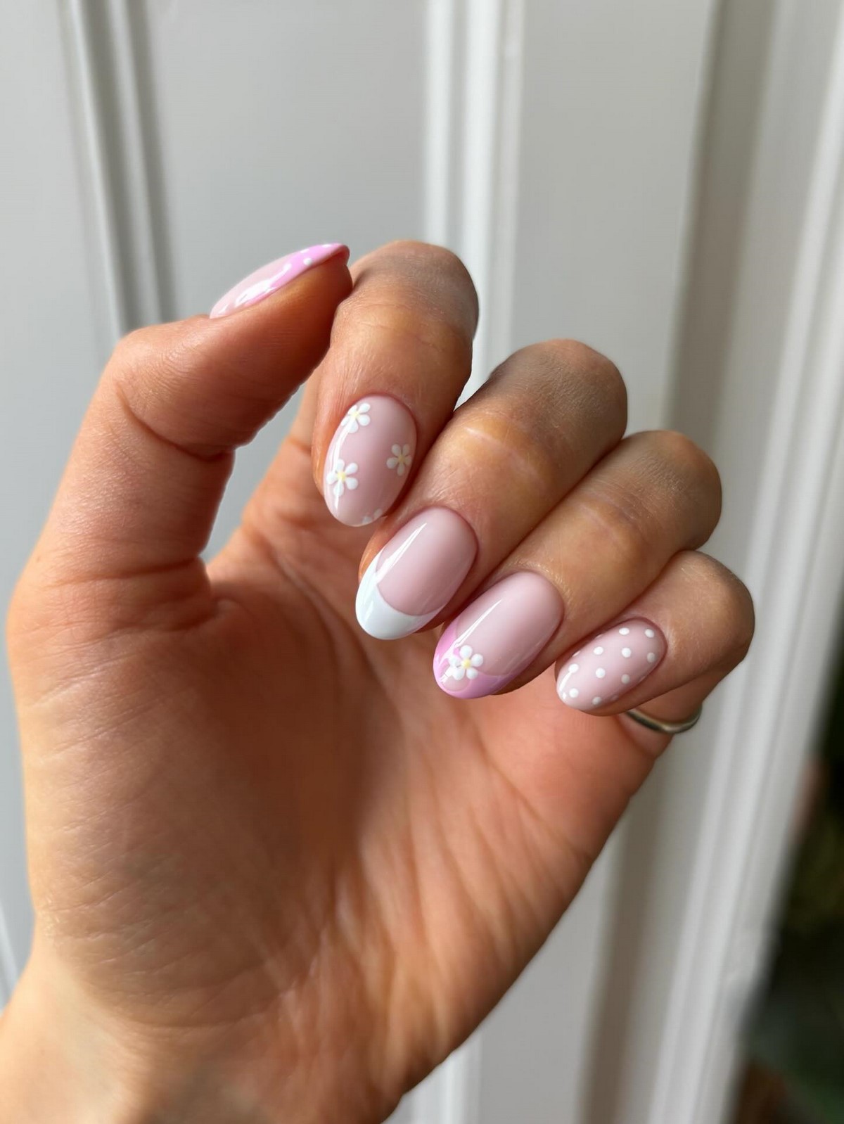 Маникюр апреля 2026: 6 оттенков, которые выглядят дороже пастели