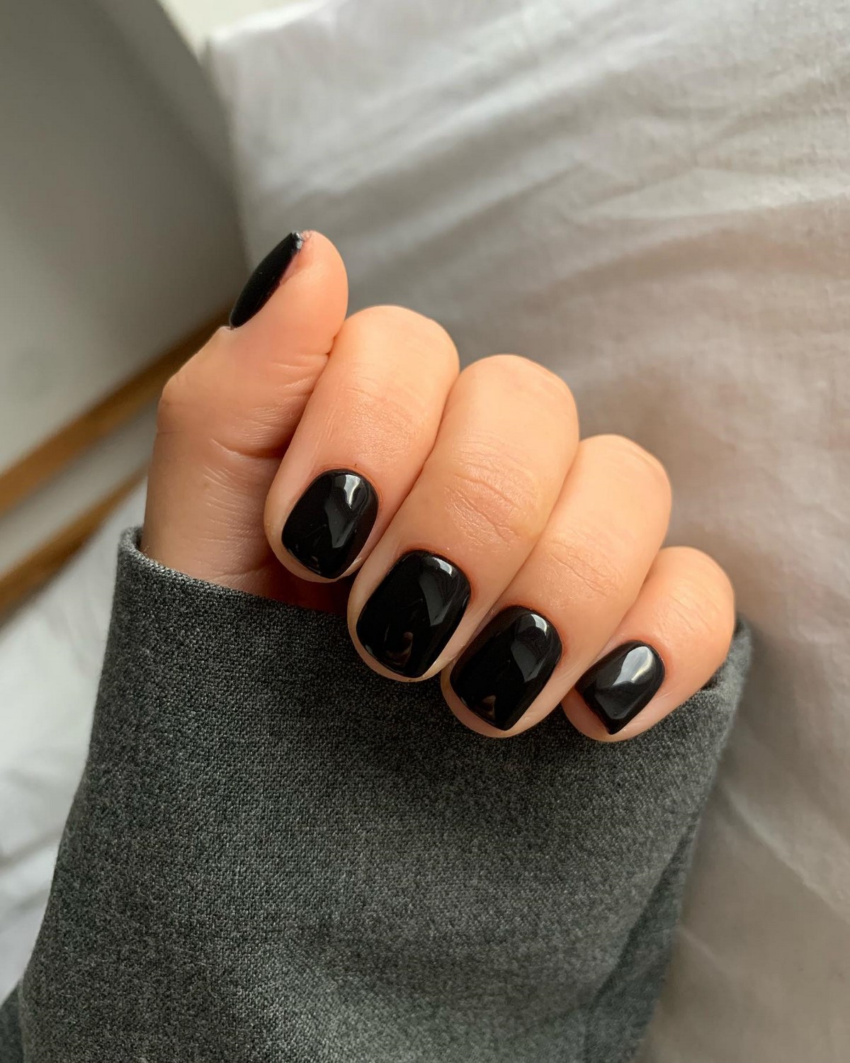 Маникюр апреля 2026: 6 оттенков, которые выглядят дороже пастели