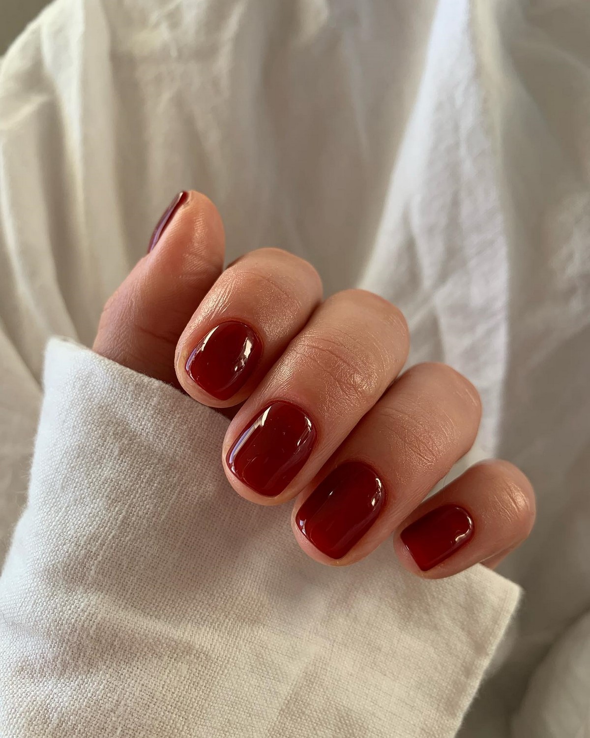 Маникюр апреля 2026: 6 оттенков, которые выглядят дороже пастели