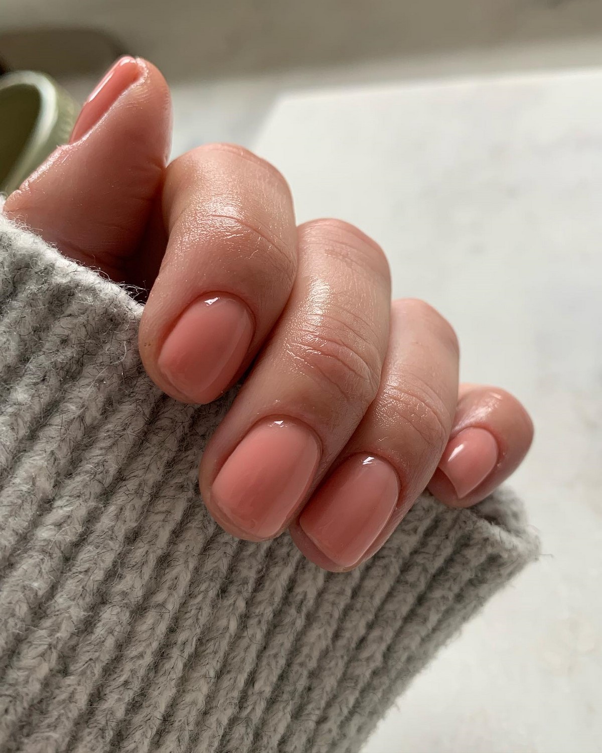 Маникюр апреля 2026: 6 оттенков, которые выглядят дороже пастели