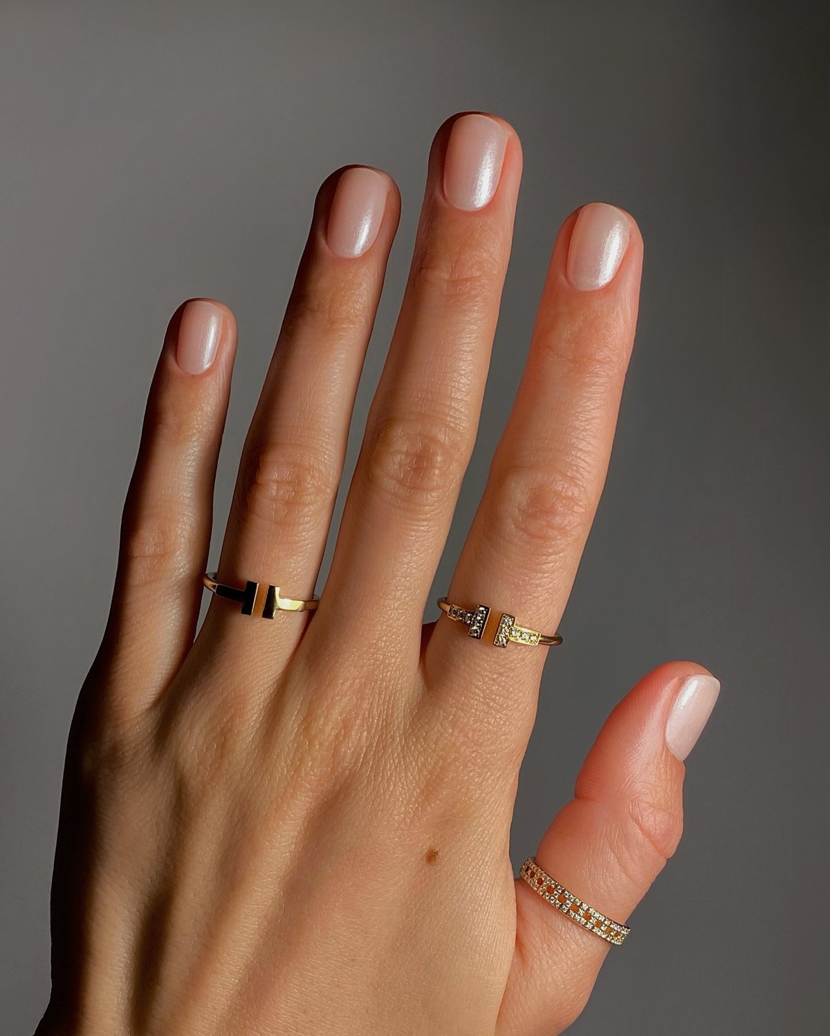 Маникюр на апрель 2026: цвета, которые хочется носить каждый день