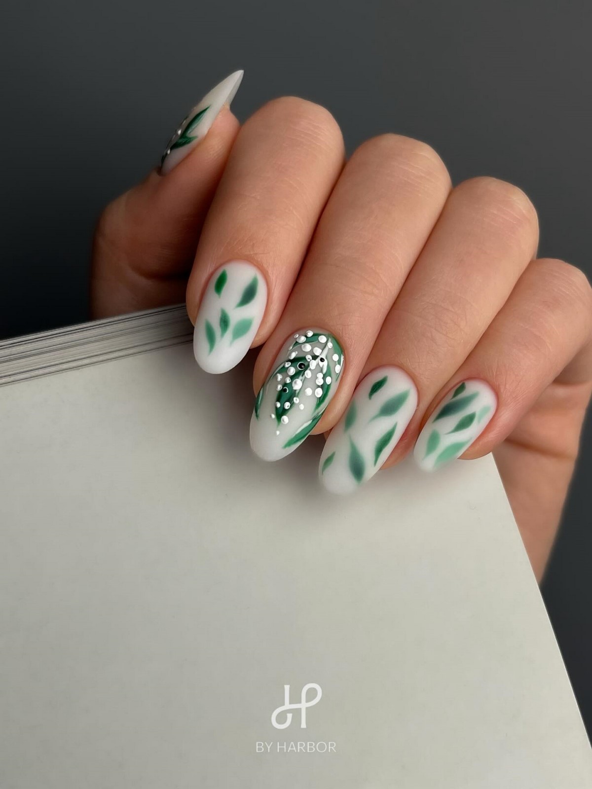 Маникюр на апрель 2026: цвета, которые хочется носить каждый день