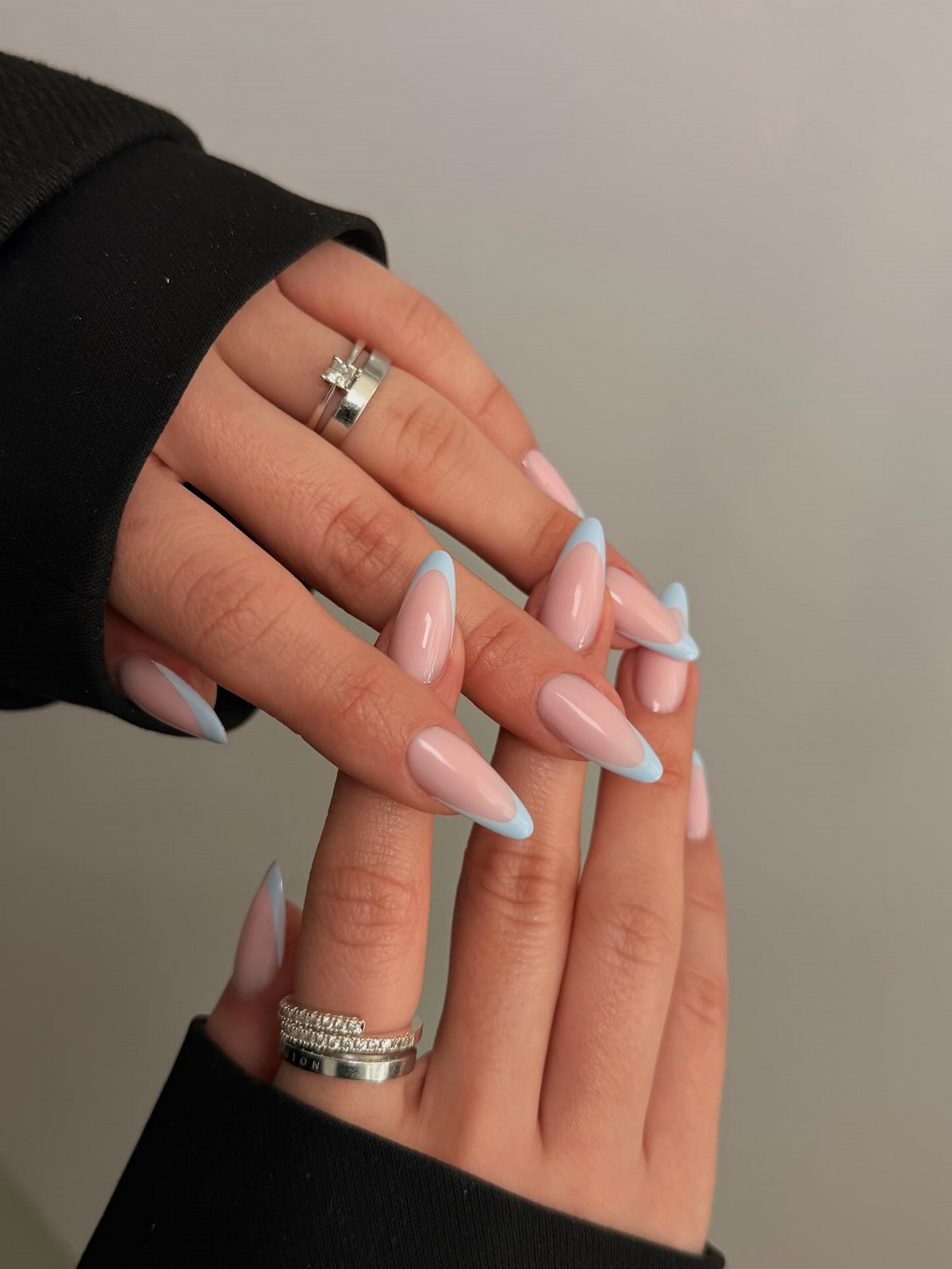 Маникюр на апрель 2026: цвета, которые хочется носить каждый день