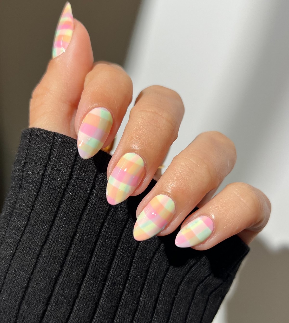 Маникюр на апрель 2026: цвета, которые хочется носить каждый день