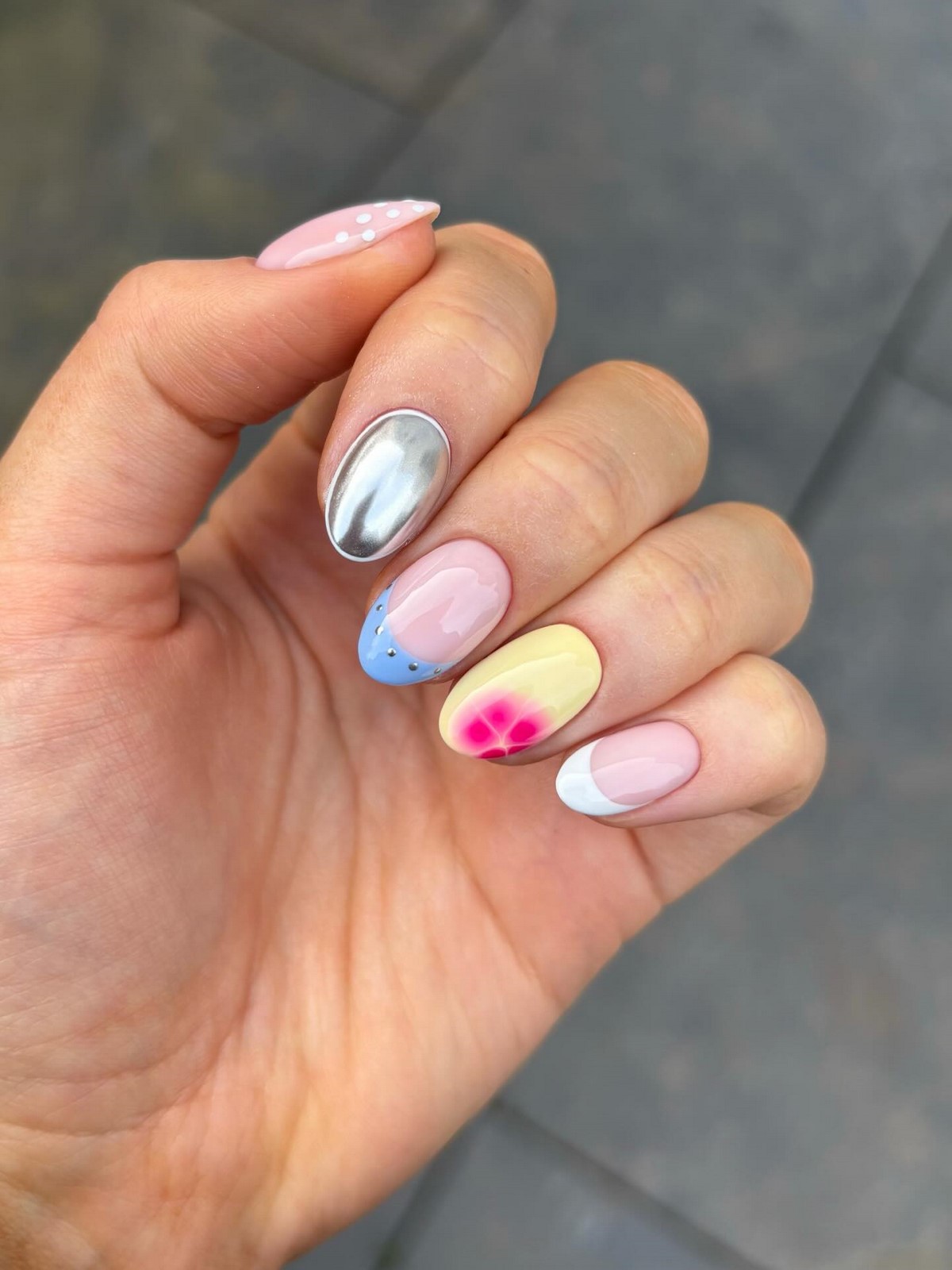 Маникюр на апрель 2026: цвета, которые хочется носить каждый день