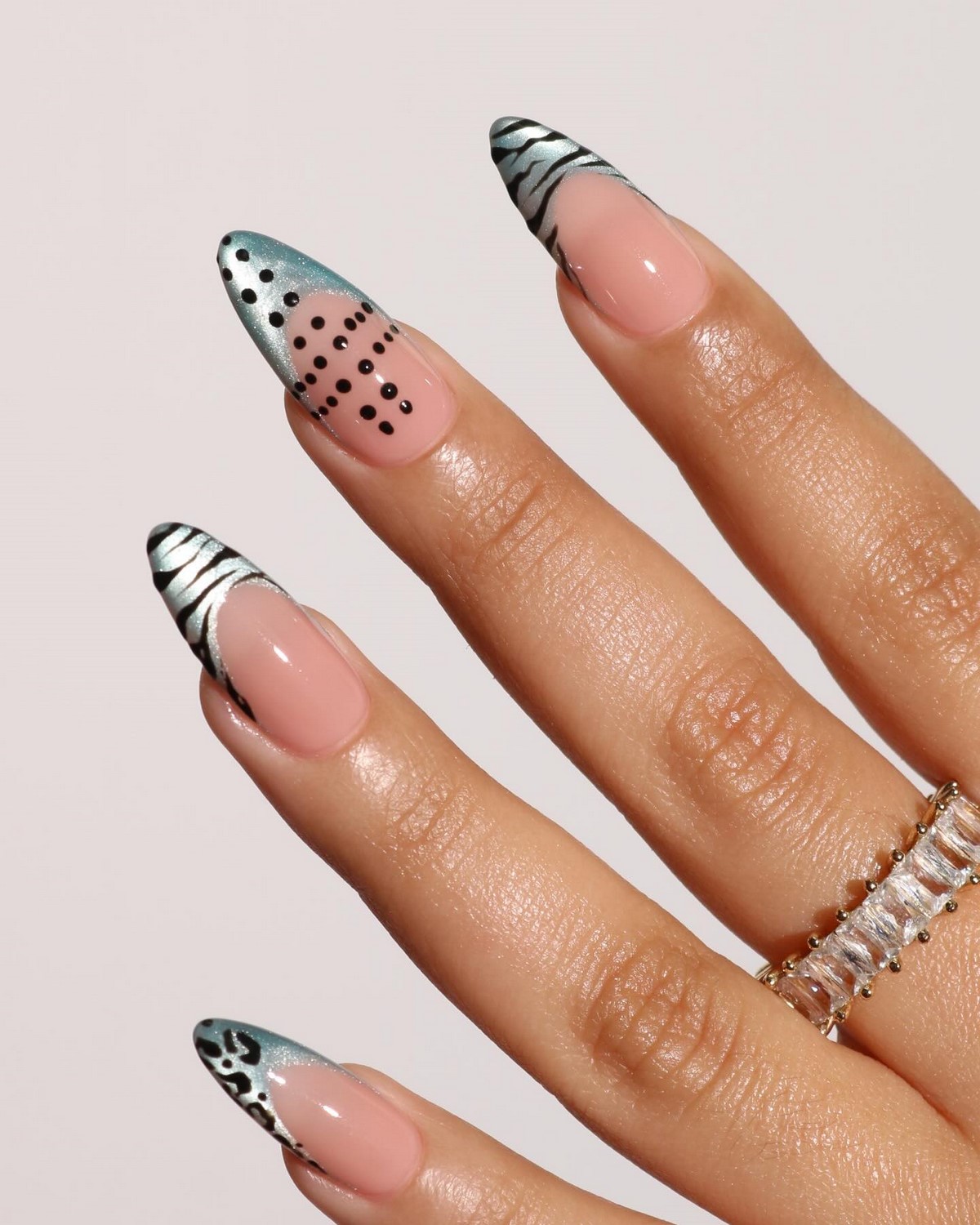 Маникюр на апрель 2026: цвета, которые хочется носить каждый день