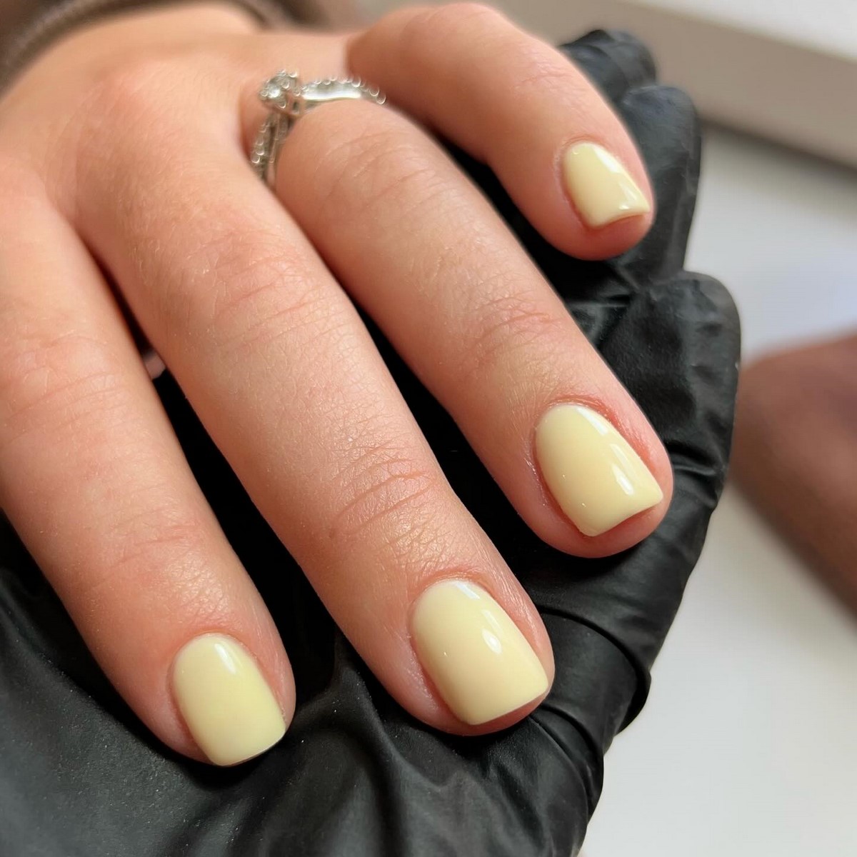 Маникюр весны 2026: оттенки, которые вытесняют беж