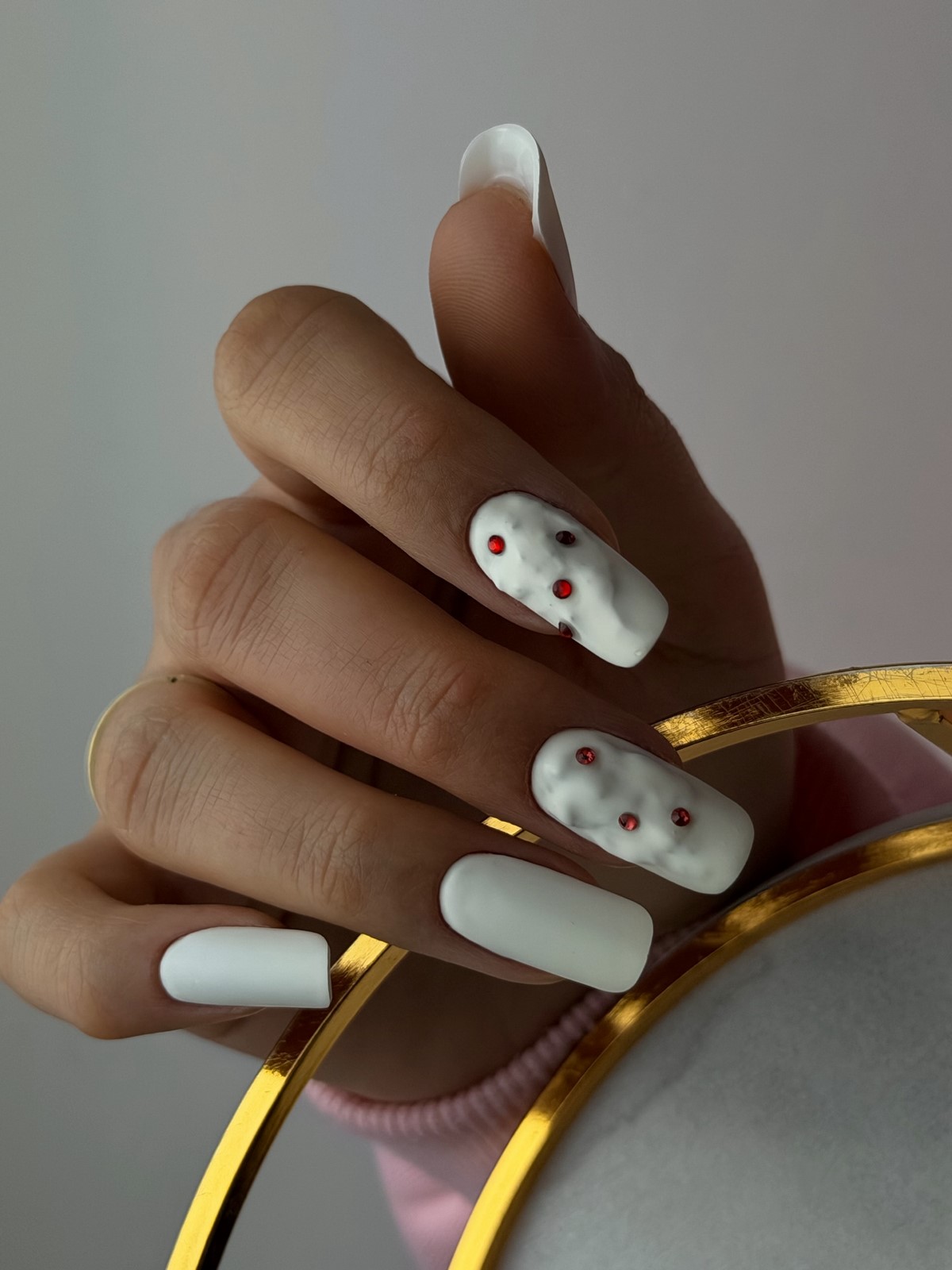 Маникюр весны 2026: оттенки, которые вытесняют беж