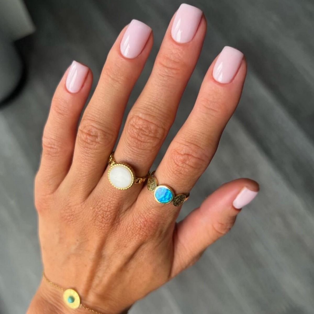 Маникюр весны 2026: оттенки, которые вытесняют беж