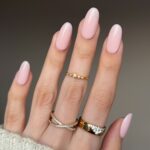Маникюр весны 2026: 7 оттенков, которые уверенно заменяют нюд