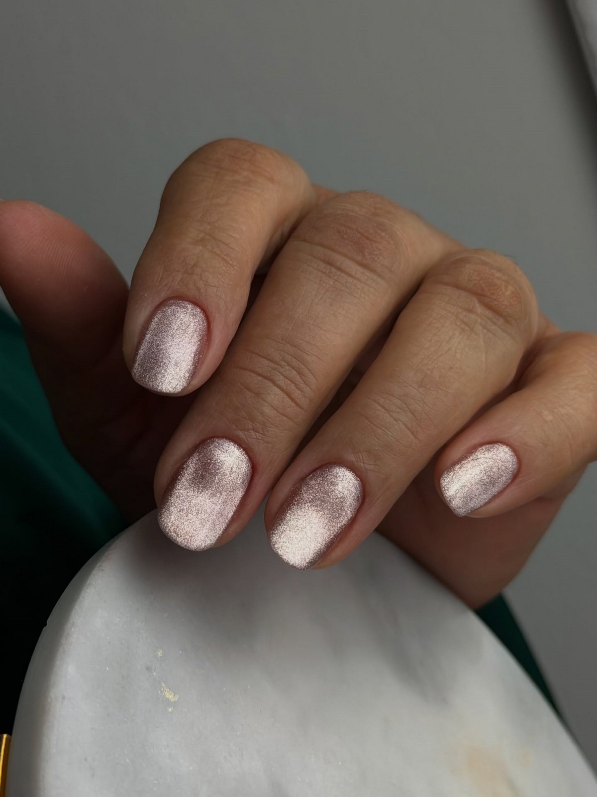 Маникюр весны 2026: 7 оттенков, которые уверенно заменяют нюд