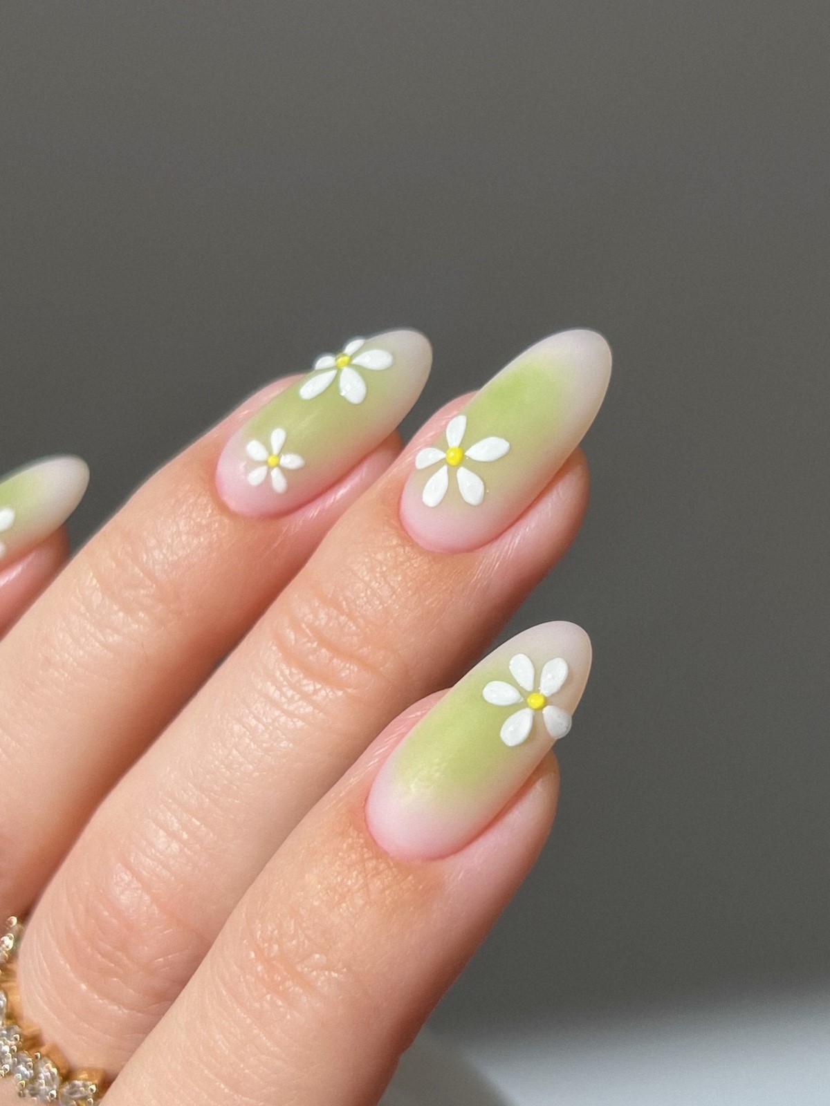 Маникюр весны 2026: 7 оттенков, которые уверенно заменяют нюд