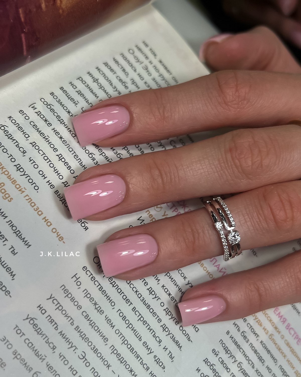 Маникюр весны 2026: 7 оттенков, которые уверенно заменяют нюд