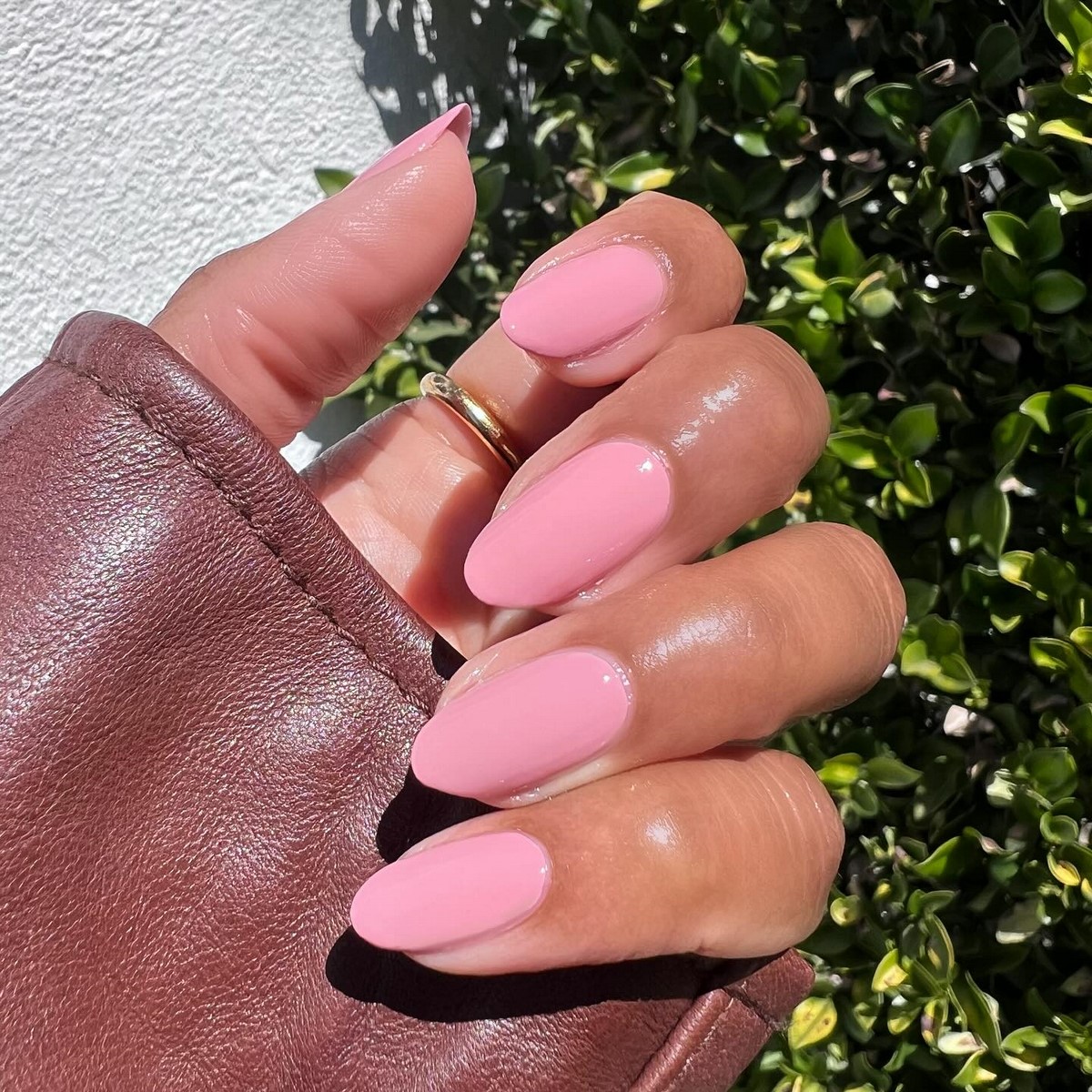 Маникюр весны 2026: 7 оттенков, которые уверенно заменяют нюд