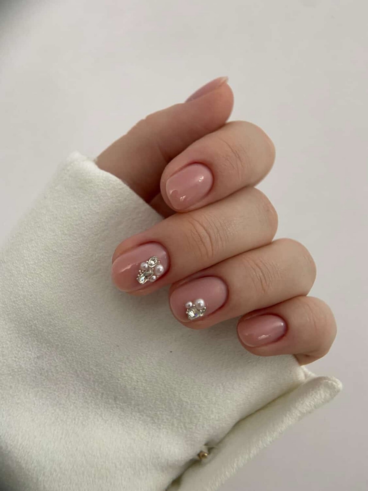 Маникюр весны 2026: 7 оттенков, которые уверенно заменяют нюд