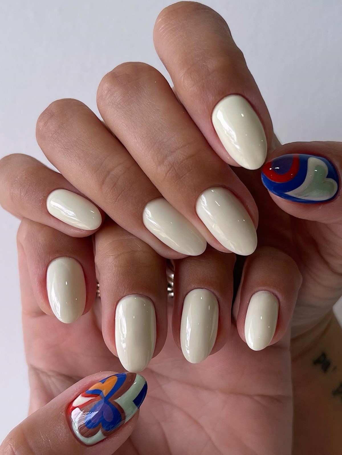 Маникюр весны 2026: 7 оттенков, которые уверенно заменяют нюд