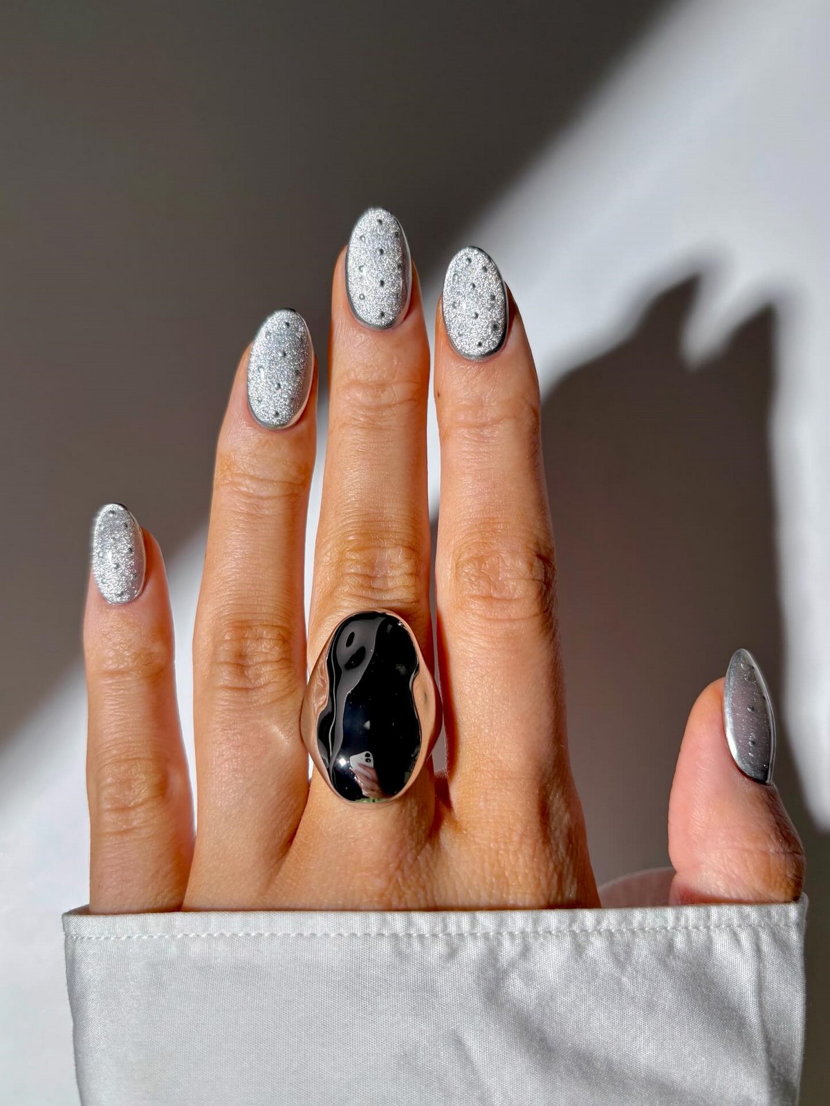 Маникюр весны 2026: 7 оттенков, которые уверенно заменяют нюд