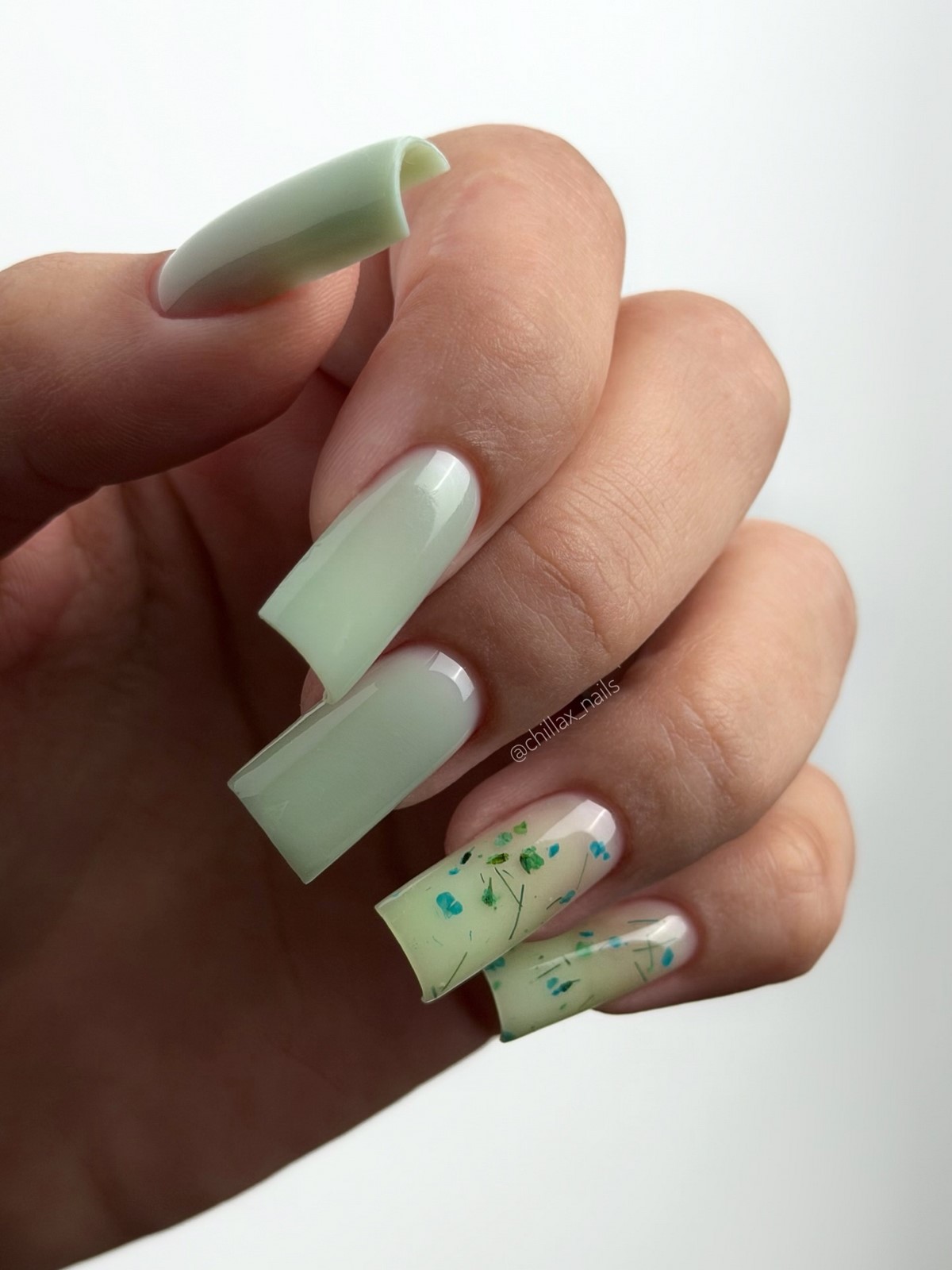 Маникюр весны 2026: 7 оттенков, которые уверенно заменяют нюд