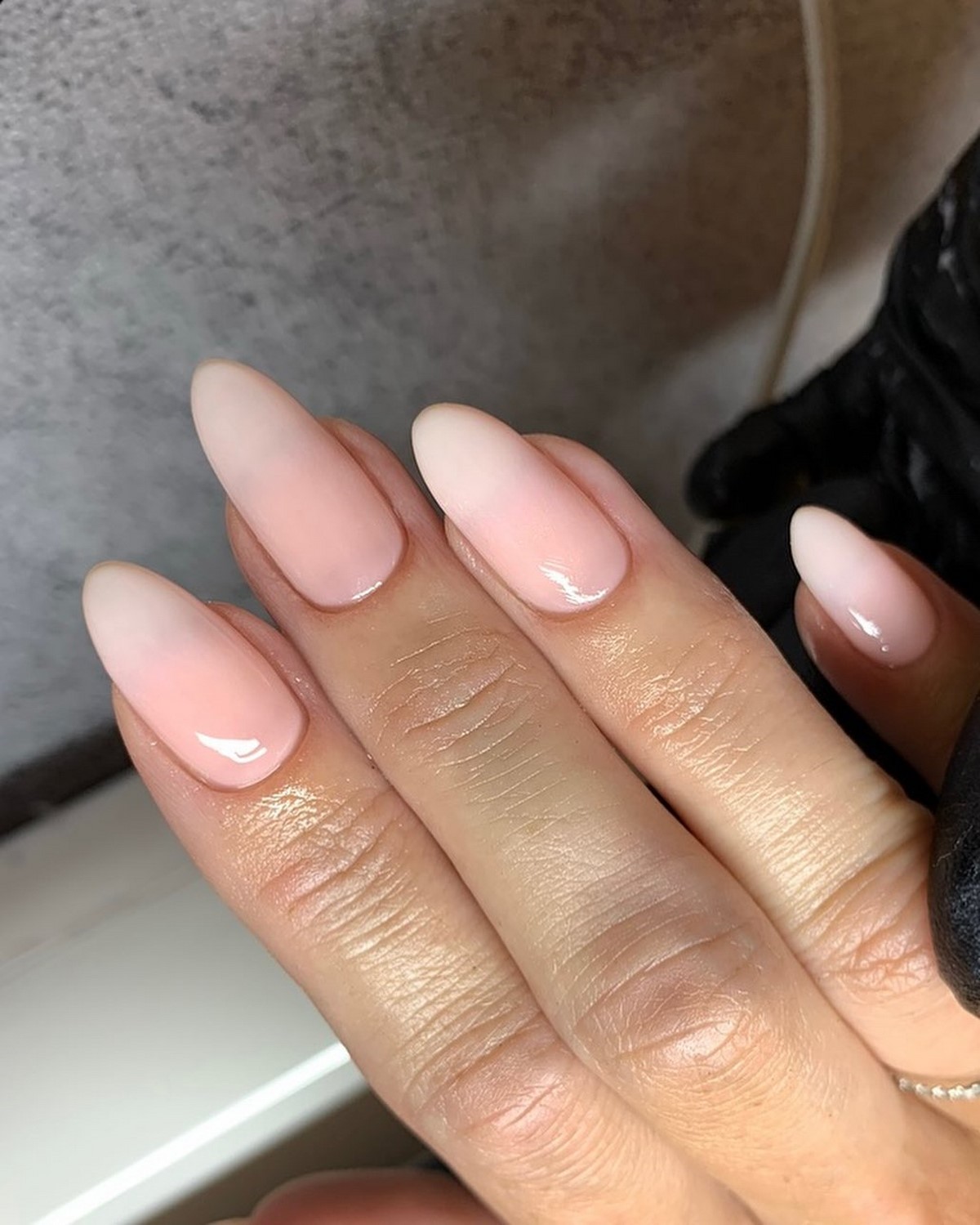 Маникюр весны 2026: оттенки, которые заменяют сложный дизайн