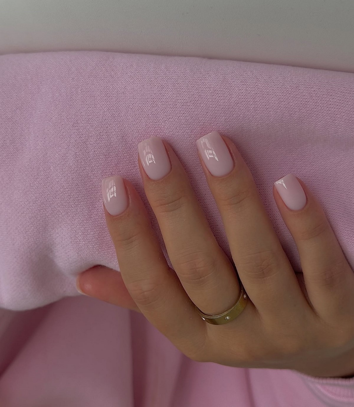 Маникюр весны 2026: оттенки, которые заменяют сложный дизайн