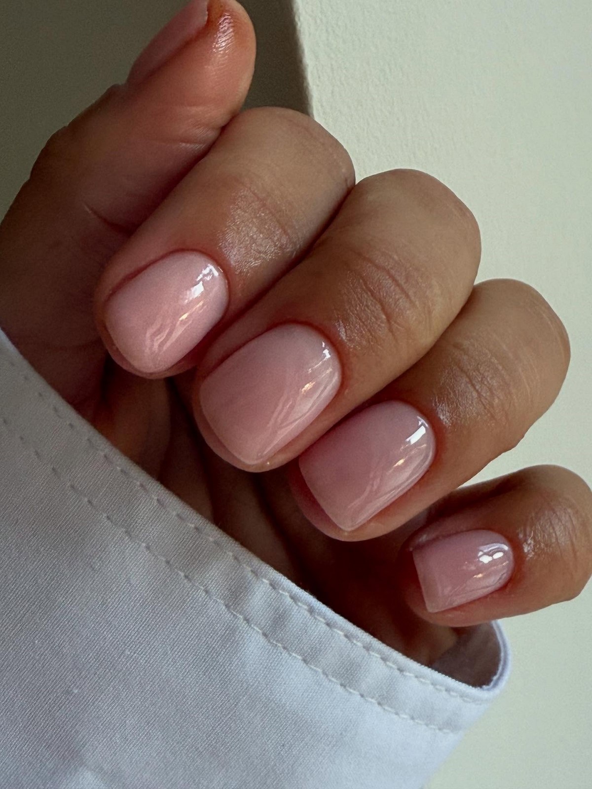 Маникюр весны 2026: оттенки, которые заменяют сложный дизайн