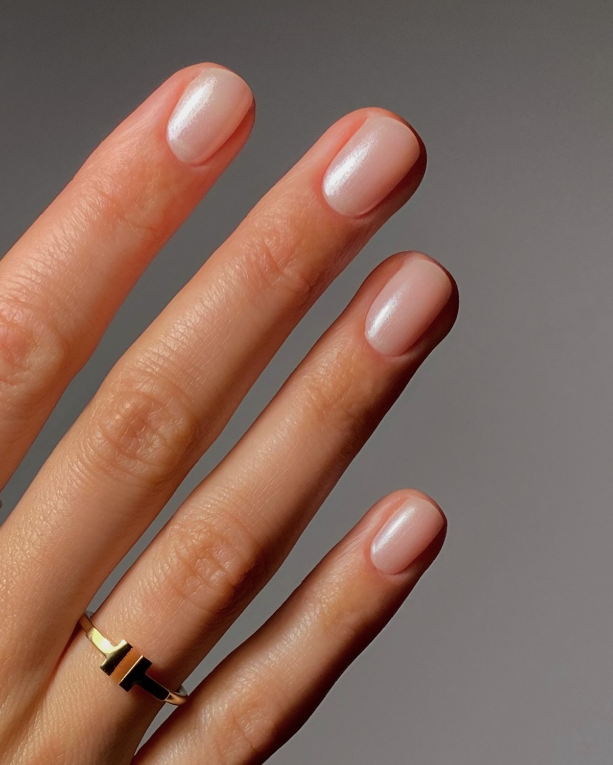 Маникюр весны 2026: оттенки, которые заменяют сложный дизайн