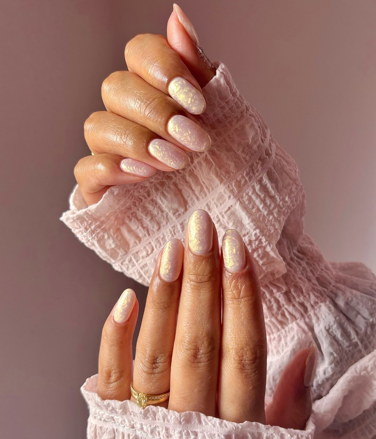 Маникюр весны 2026: оттенки, которые заменяют сложный дизайн