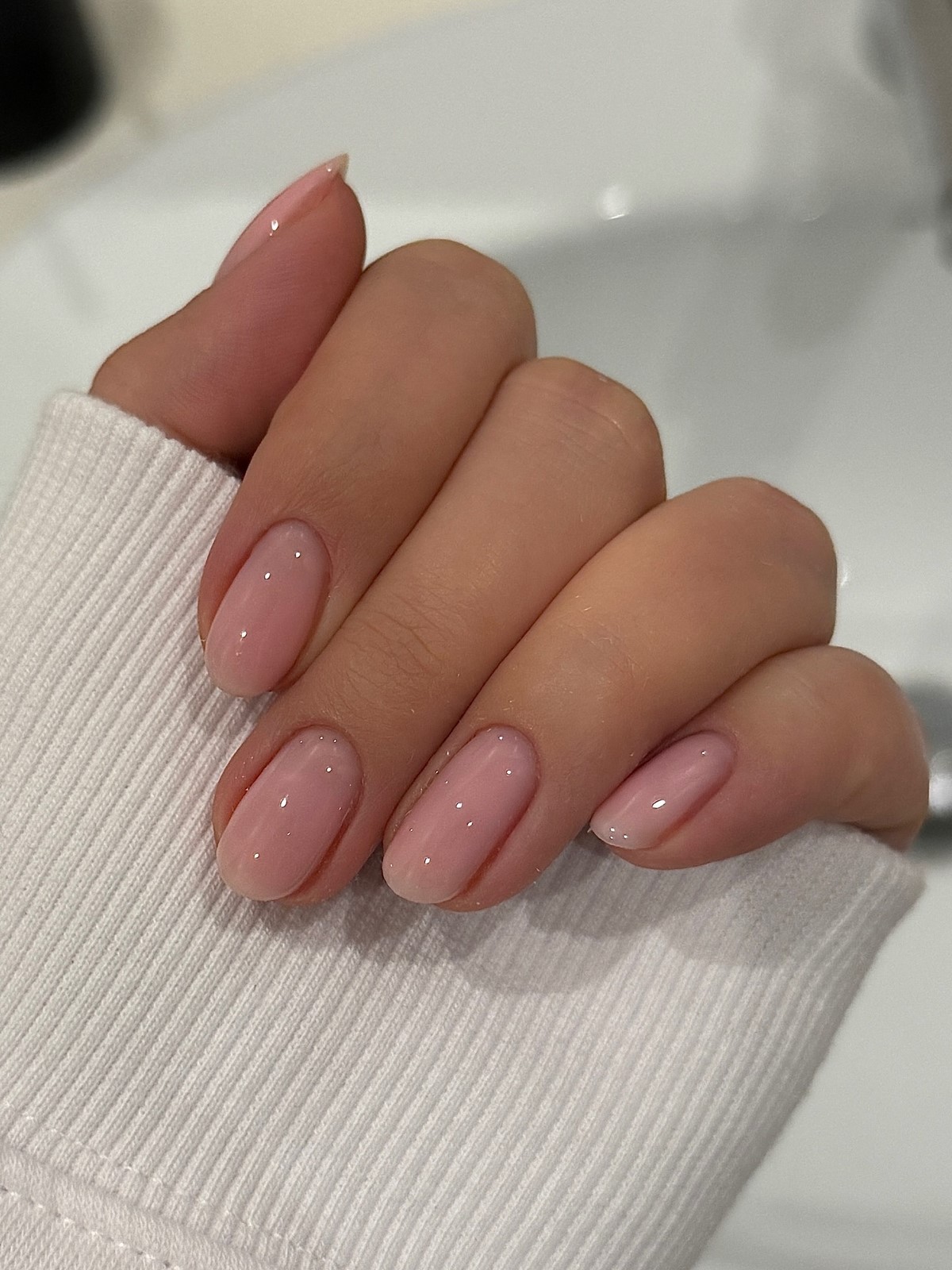 Маникюр весны 2026: оттенки, которые заменяют сложный дизайн