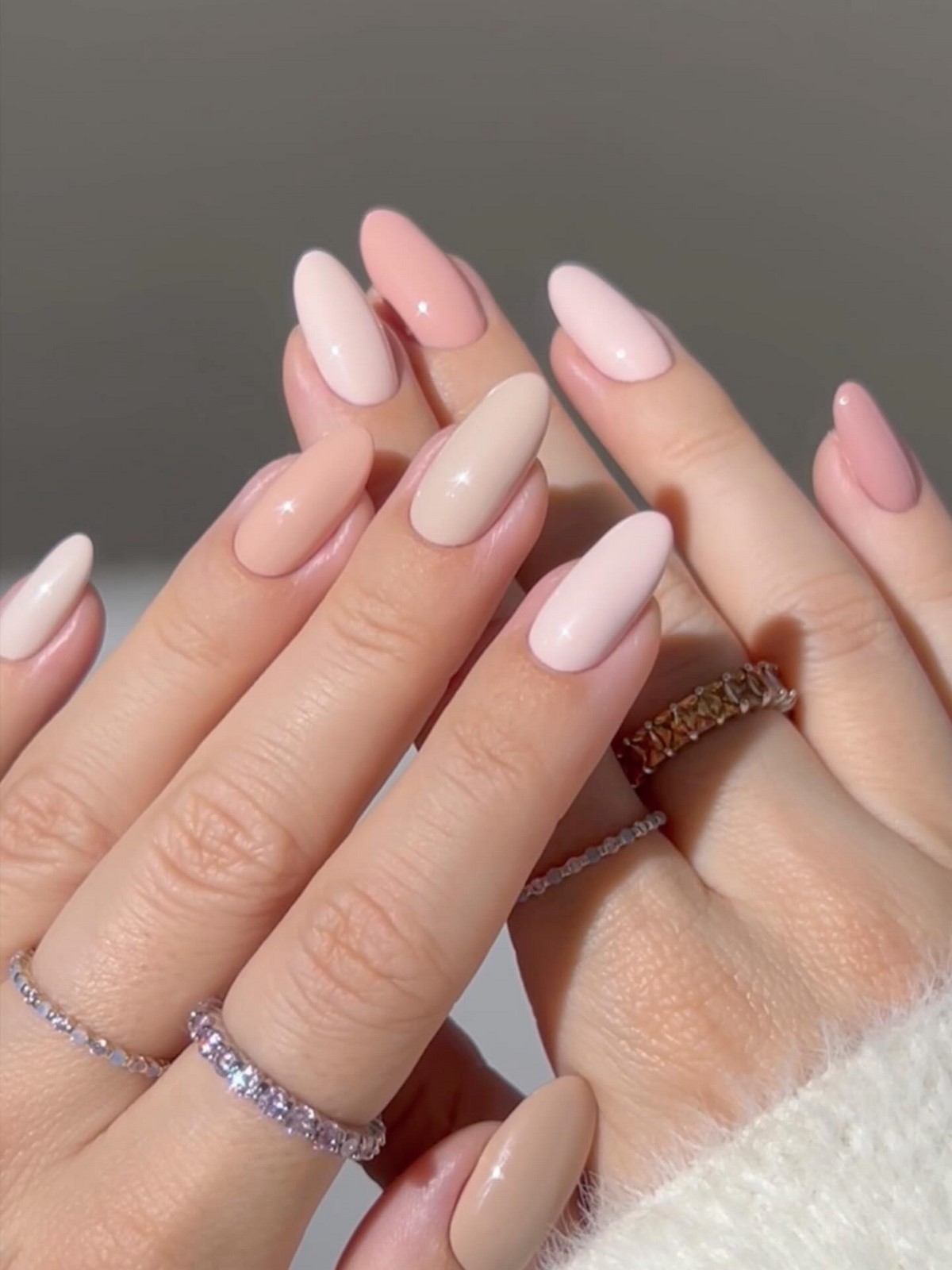 Маникюр весны 2026: оттенки, которые заменяют сложный дизайн