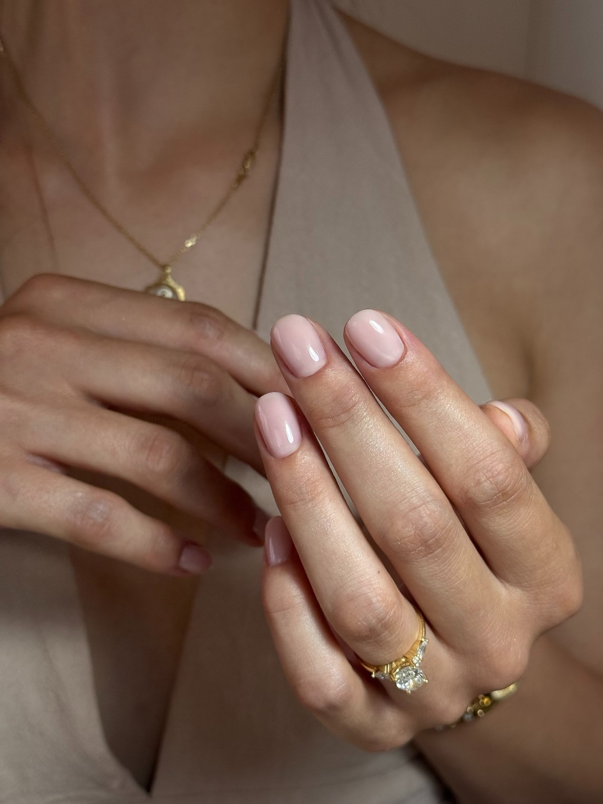 Маникюр весны 2026: какие оттенки заменяют красный