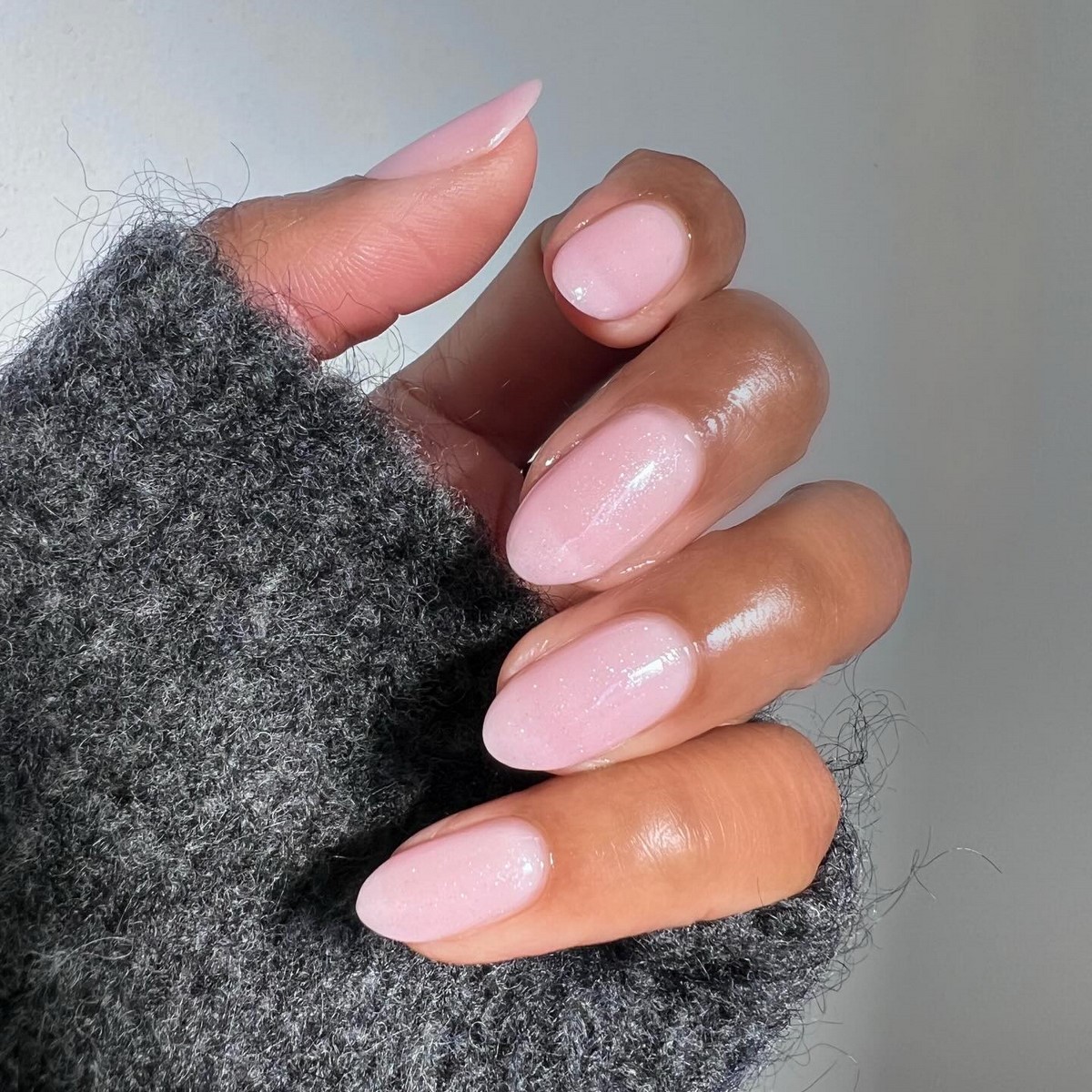 Маникюр весны 2026: какие оттенки заменяют красный