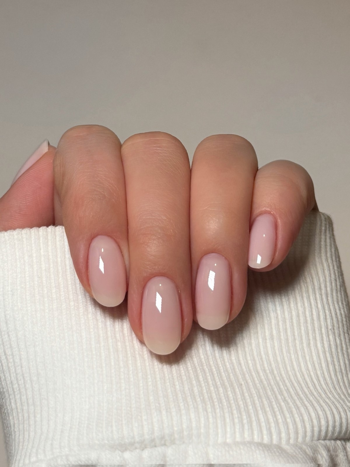 Маникюр весны 2026: какие оттенки заменяют красный