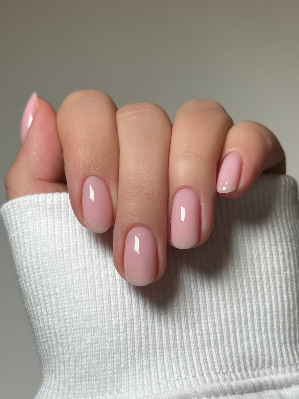 Маникюр весны 2026: оттенок, который заменяет дизайн