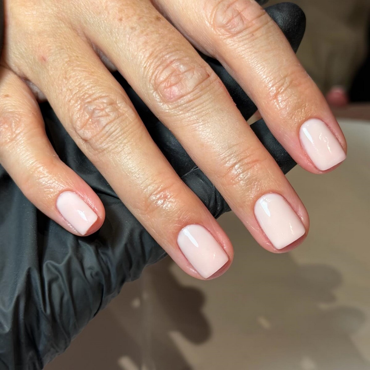 Маникюр весны 2026: оттенок, который заменяет дизайн