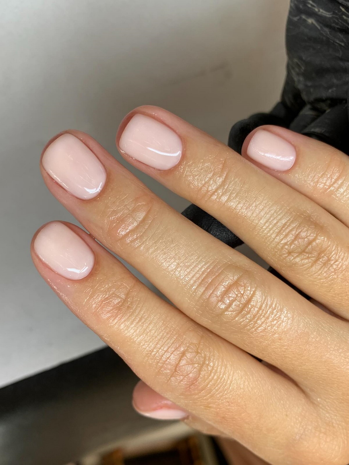 Маникюр весны 2026: оттенок, который заменяет дизайн