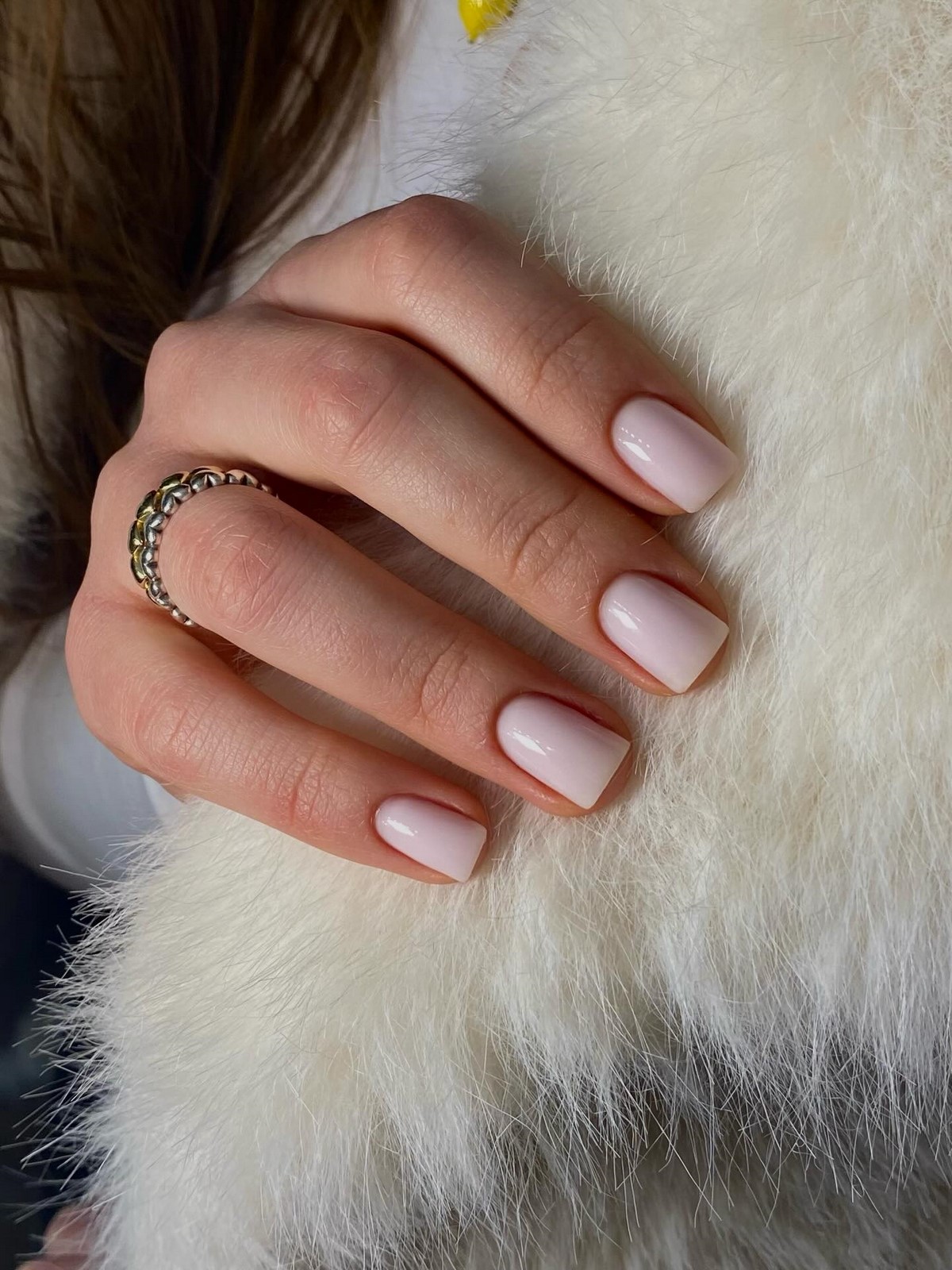 Маникюр весны 2026: оттенок, который заменяет дизайн