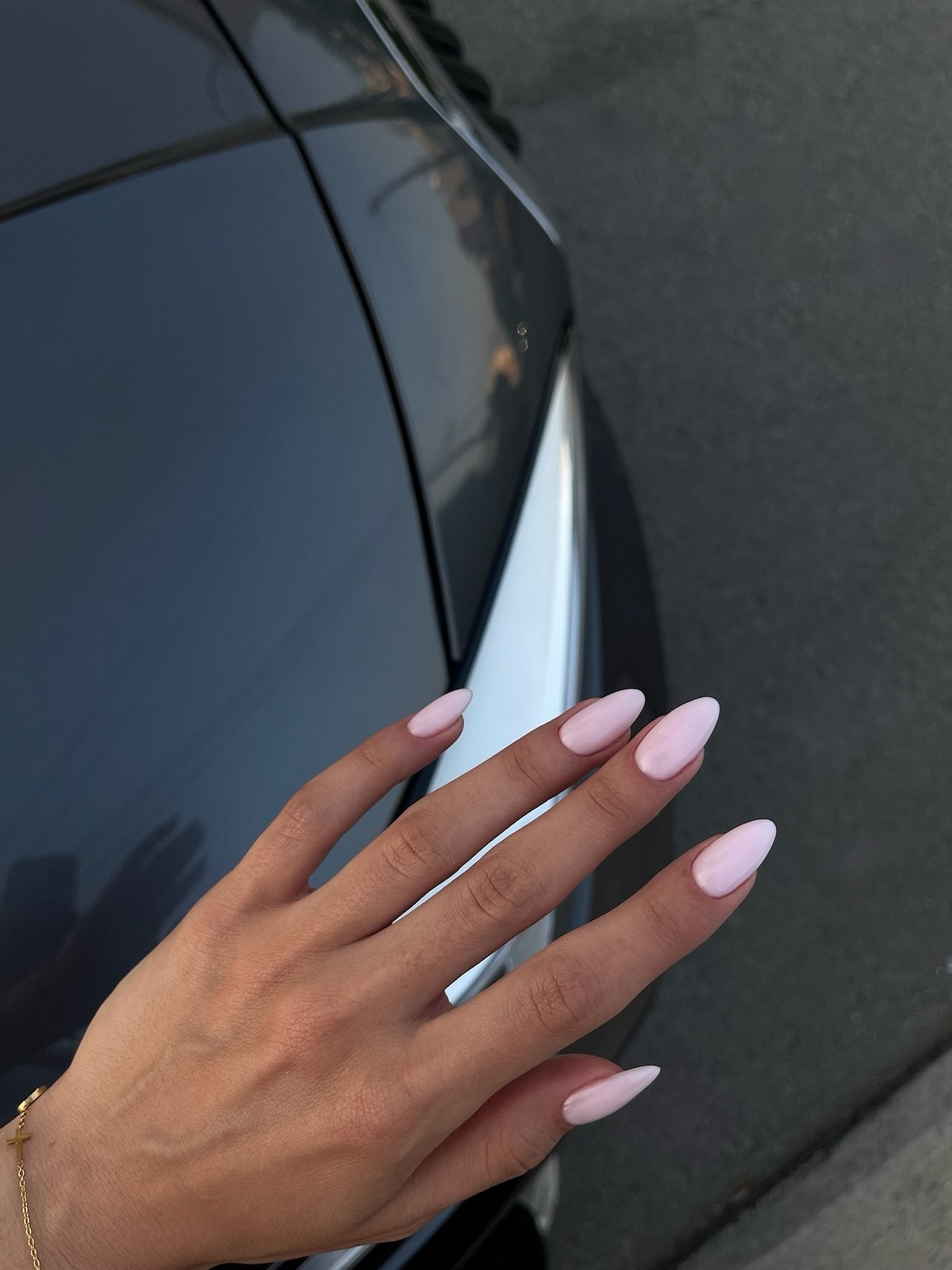 Маникюр весны 2026: цвет, который выглядит дорого без декора