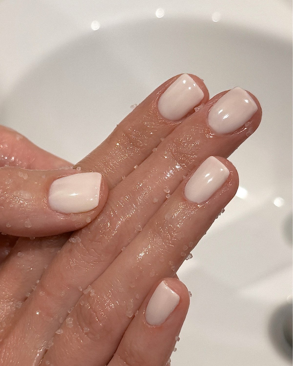 Маникюр весны 2026: оттенки, которые делают руки аккуратными