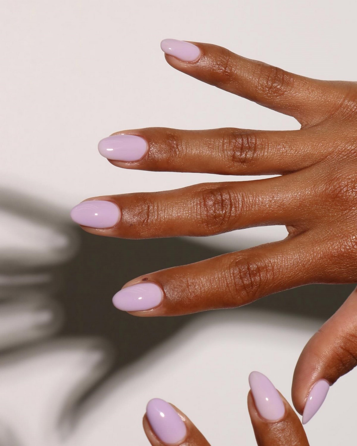 Маникюр весны 2026: оттенки, которые делают руки аккуратными