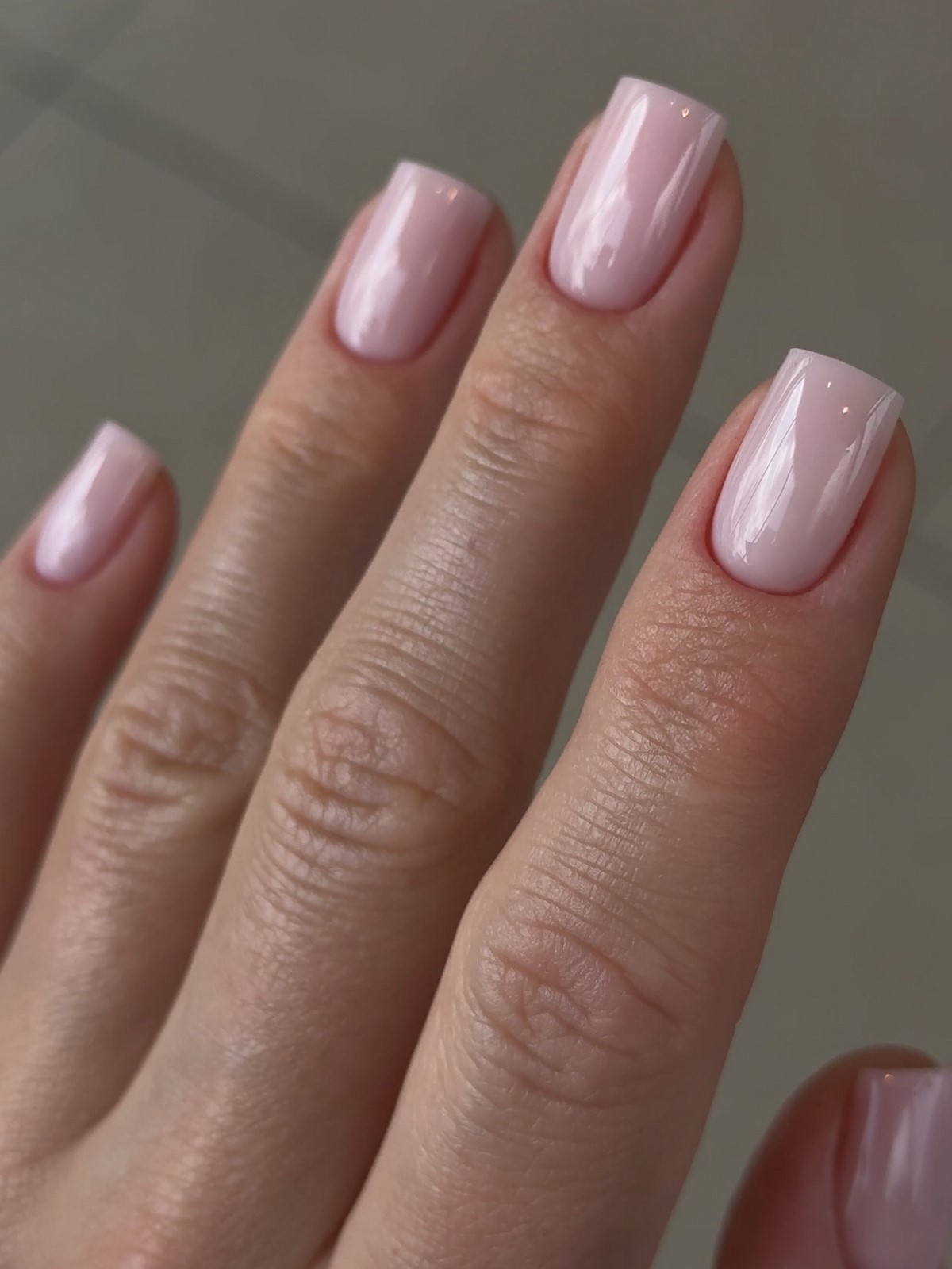 Маникюр весны 2026: оттенки, которые делают руки аккуратными