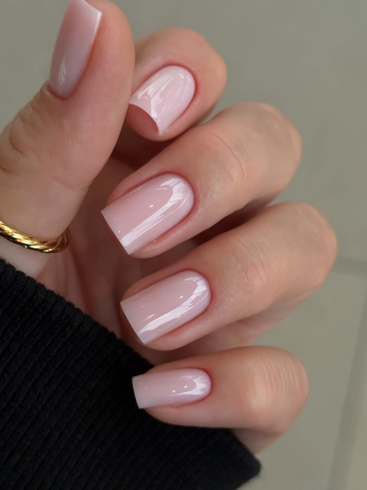 Маникюр весны 2026: оттенки, которые делают руки аккуратными